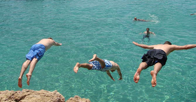 Fliegen lernen auf Ibiza - ab ins türkise Nass