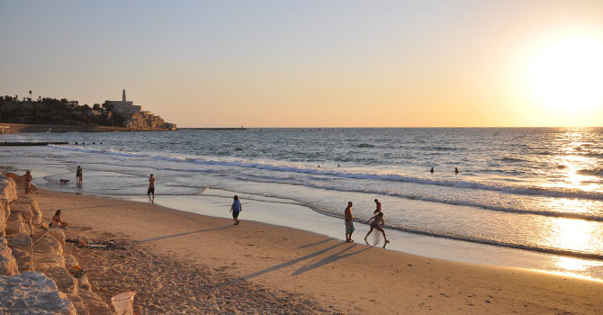 Am Strand von Tel Aviv mit Jaffa im Hintergrund - Israel im September