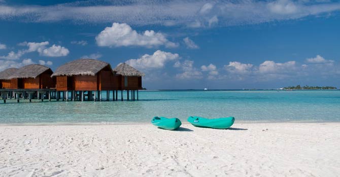 Türkisfarbenes Meer und die dazu passenden Boote, auf den Malediven