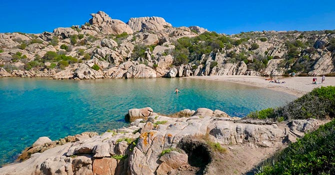 Auch Sardinien lädt im Juni ein, beispielsweise zu dieser Traumbucht der Isola della Maddalena 