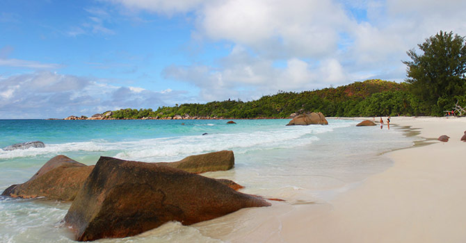 Anse Lazio heißt dieser traumhafte Paradiesstrand auf Praslin, eine der Inseln der Seychellen