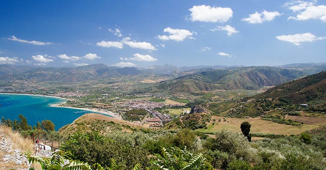 Sizilien grün/blau: Weiter Blick über die Nordostküste bei Tindari