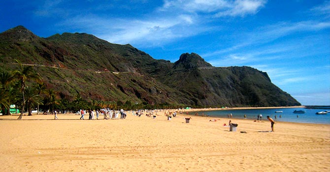 Die kanarische Insel Teneriffa mit hellem Sand aus der Sahara. Playa de las Teresitas