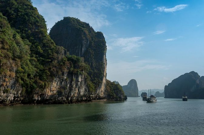 Die berühmten Karstfelsen der Ha Long Bucht zählen zum UNESCO Weltnaturerbe (Vietnam im Dezember)
