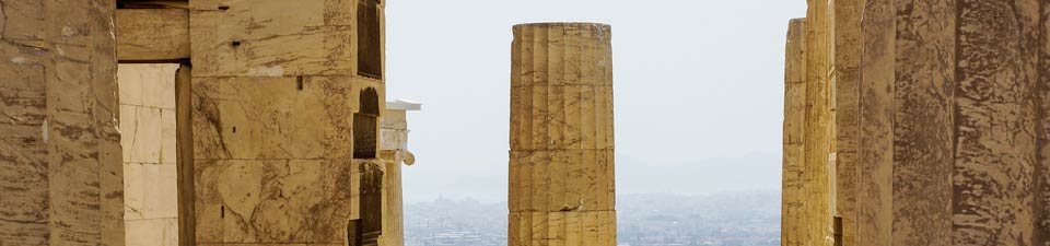 Die Akropolis im warmen Sonnenlicht wacht über Athen