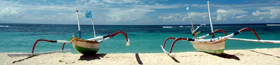 Hier sonnen sich zwei typische Boote, Strand bei Nusu Dua in Bali
