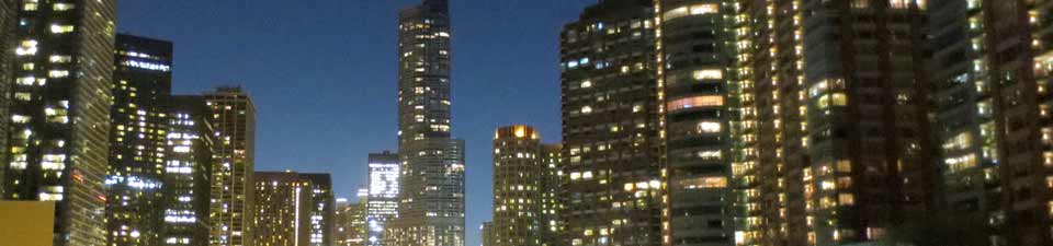 Eindrucksvoll reihen sich die Skyscraper am Chicago River