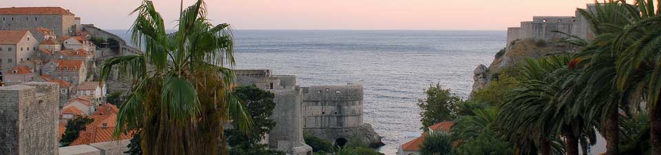 Palmen und Denkmäler: Blick von der Altstadt Dubrovniks Richtung Adria