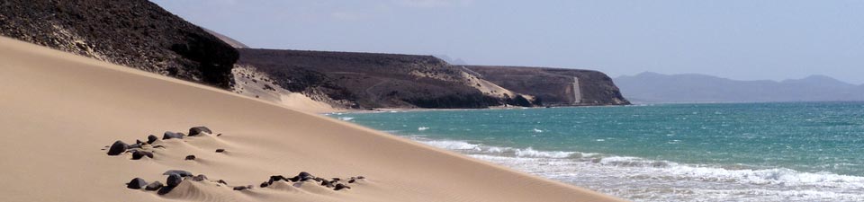 Feiner Sand aus der Sahara vor fantastischem Blau: Esquinzo