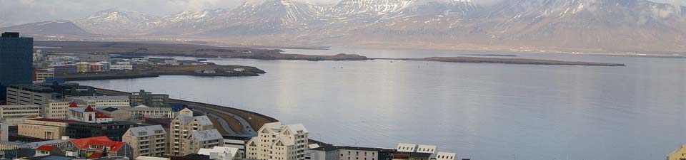 Vor Reykjavik treffen sich in fantastischer Lichtkulisse die Elemente.
