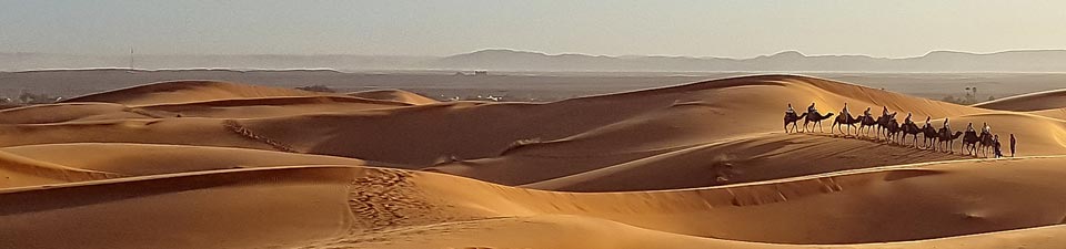 Einzigartige Lichtstimmung in der Sahara, in der Nähe von Merzouga, Marokko