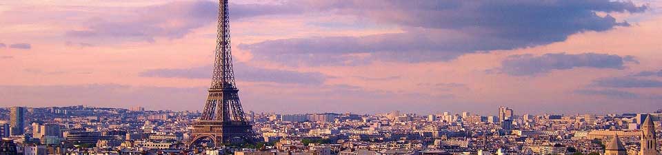 Rosarot geht die Sonne vor dem Eiffel-Turm unter, dem Wahrzeichen von Paris