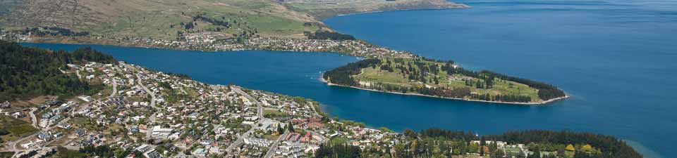Queenstown bietet sattes Blau und sattes Grün im Süden von Neuseeland