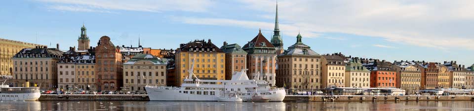 Bunte Häuser und Wasser schmücken das Stadtbild von Stockholm