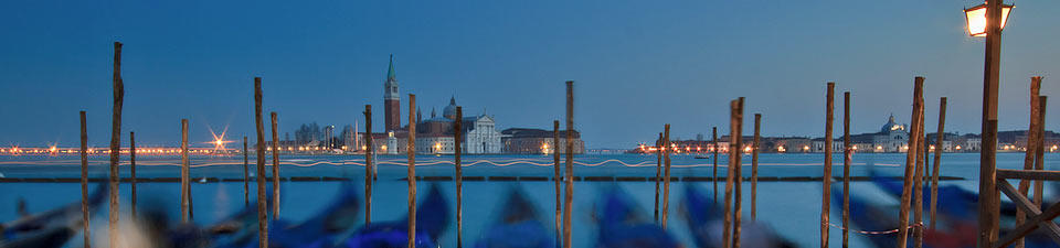 Venedig zur blauen Stunde, und die Gondeln warten schon